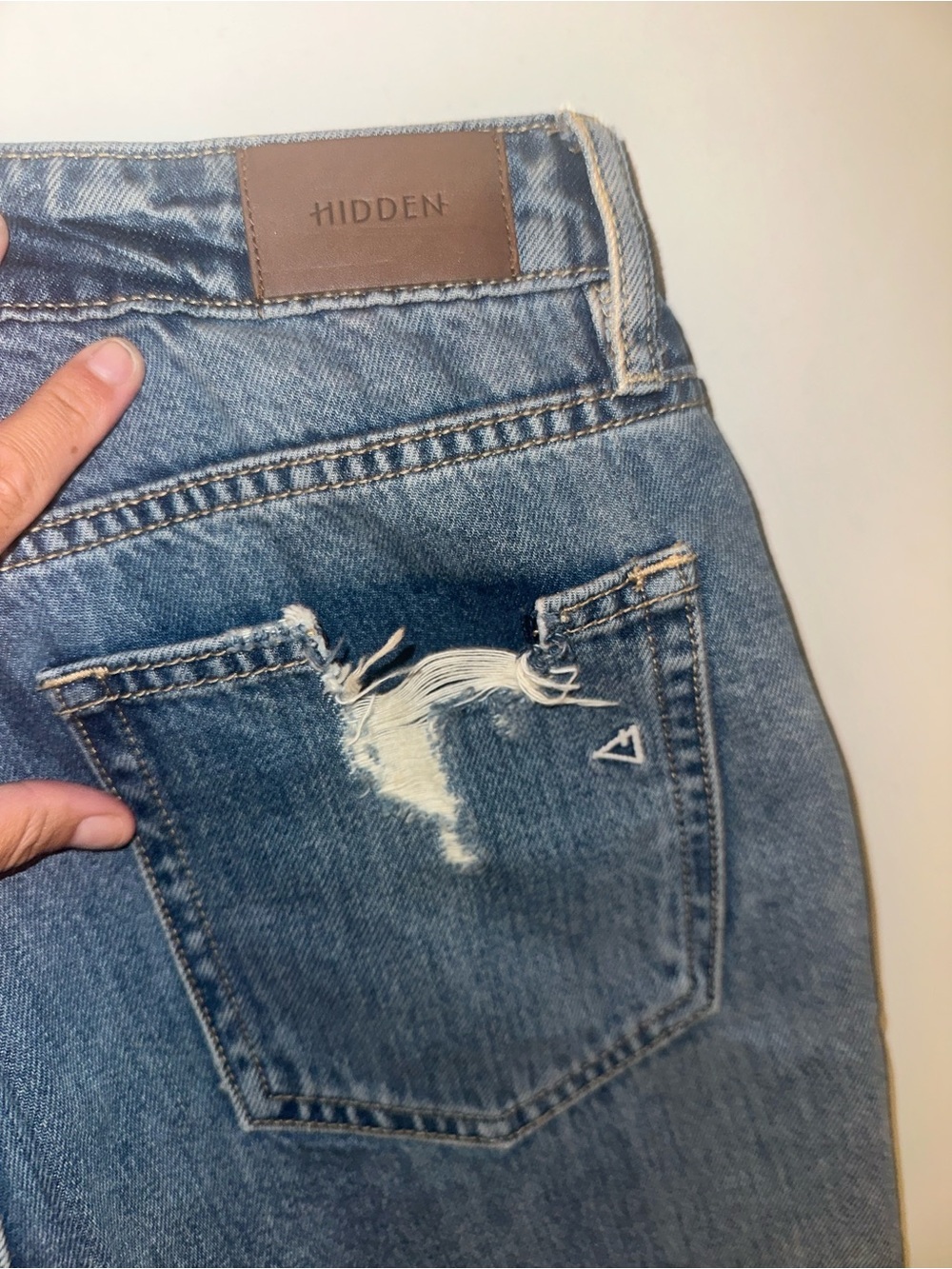 Hidden High Rise Distressed Straight Jeans $122 MSRP - Picture 4 of 6